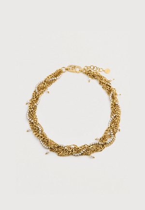 Złocisty, skręcony naszyjnik z łańcuchem, ozdobiony przezroczystymi kryształami oraz małymi białymi perłami, z praktycznym zapięciem na homara i regulowanymi ogniwami.