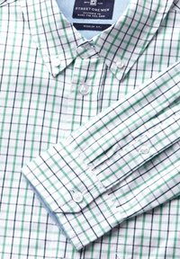 Kostkovaná košile s knoflíky v bílé, zelené a námořnické modři. Bavlněná tkanina s širším límcem a dlouhými rukávy, s regular fit.