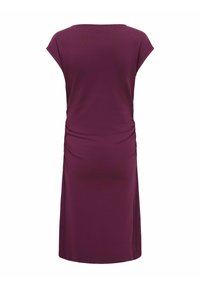 Robe violette foncée jusqu'aux genoux, à manches courtes et fronces latérales, vue de dos sur fond blanc.