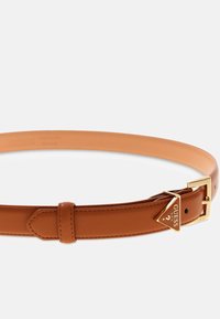 Cintura in pelle marrone con una fibbia triangolare in tono oro lucido; texture liscia e vestibilità regolabile con dettaglio di cucitura lungo i bordi.