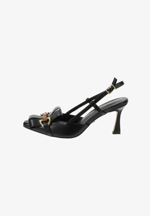 Zwart leren slingback schoen met een puntige neus, decoratieve strik, gouden accenten en een elegante stilettohak. De bandjes zijn verstelbaar.