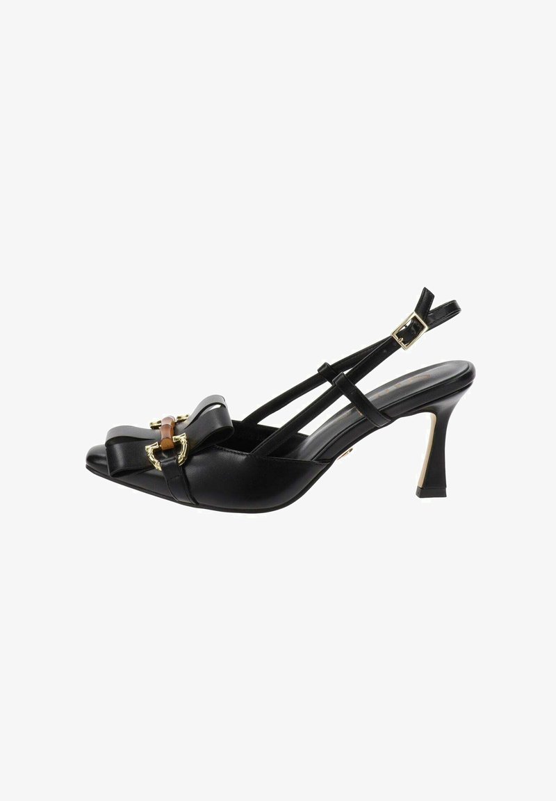 Scarpa slingback in pelle nera con punta affusolata, fiocco decorativo, dettagli dorati e tacco a stiletto elegante. Le cinghie sono regolabili.