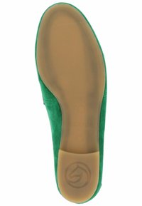 Chaussure en daim vert avec un bout lisse et arrondi, et une semelle en caoutchouc flexible. Comprend un logo embossé sur la zone du talon.