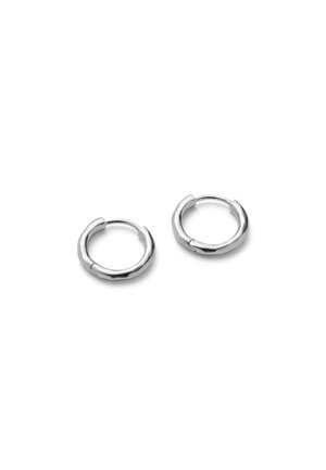 Paire de petites boucles d'oreilles en argent poli avec un design lisse et arrondi sur fond blanc.