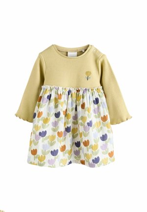 Vestido largo de manga larga amarillo con falda impresa en flores de color púrpura, naranja y verde. Presenta un cuello redondo y acentos en la cintura con fruncidos.