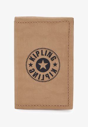Kipling-plånbok i tan-färgad tyg med en slät yta, med en cirkulär svart logotyp med en stjärna. Sytt kanter, kompakt rektangulär form.