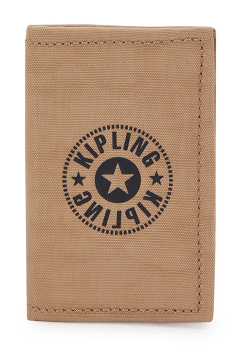 Kipling pengepung i brunt stof med en glat tekstur, med et rundt sort logo med en stjerne. Syede kanter, kompakt rektangulær form.