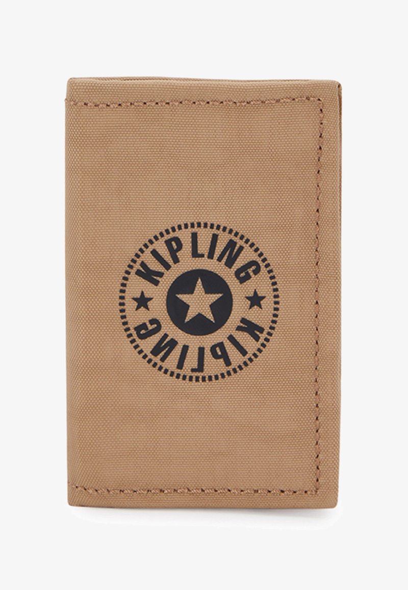 Portafoglio Kipling in tessuto color sabbia con una superficie liscia, caratterizzato da un logo circolare nero con una stella. Bordo cucito, forma rettangolare compatta.