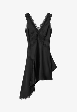 Zwarte mouwloze asymmetrische satijnen slipjurk met kanten afwerking langs de halslijn, taille en zoom.