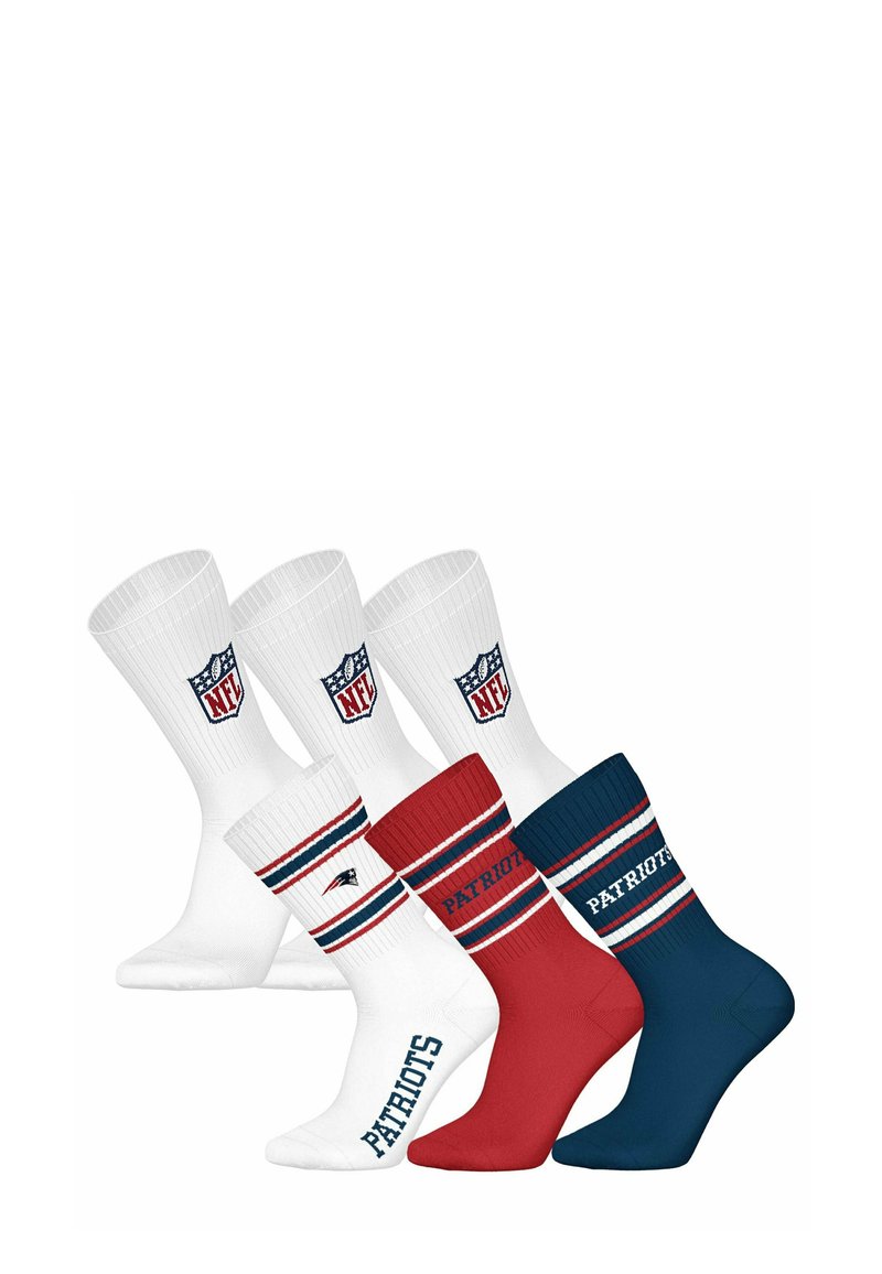 Fyra par strumpor: två vita med NFL-logotyper, ett rött med "PATRIOTS" och ett marinblått med röda och vita ränder, ribbade muddar och slät textur.