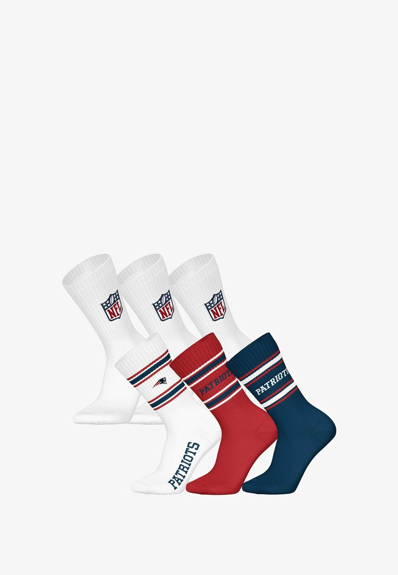 Cuatro pares de calcetines: dos blancos con logos de la NFL, uno rojo con "PATRIOTS" y uno azul marino con rayas rojas y blancas, puños acanalados y textura suave.