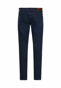 Jean en denim bleu foncé avec une coupe droite, cinq poches et un patch en cuir sur la taille, texture lisse et détails minimaux.