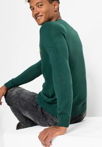 bonprix MIT WEIHNACHTSMOTIV - Maglione - green