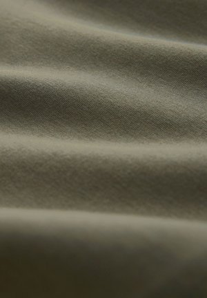 Tessuto morbido verde oliva con una texture sottile e pieghe delicate che creano un motivo ondulato sulla superficie.