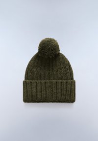 Berretto di lana verde scuro con una texture a coste e un pom-pom circolare sulla parte superiore, caratterizzato da un design con risvolto.