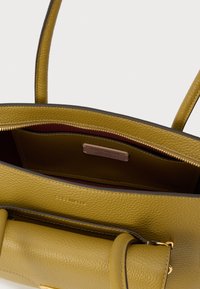 Τσάντα ώμου από δέρμα με υφή σε ελιά πράσινη απόχρωση, με δύο λαβές, επάνω άνοιγμα με φερμουάρ και εσωτερική ετικέτα με το εμπορικό σήμα.