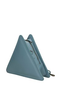 Clutch triangolare in pelle turchese con superficie texturizzata, scomparto con zip e dettagli in hardware argentato. Design compatto e unico.