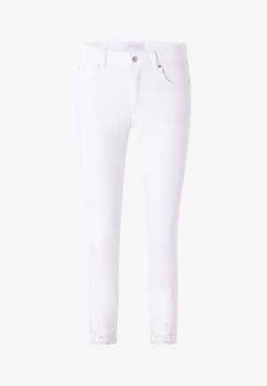 Białe dżinsy o dopasowanym kroju. Wyróżniają się klasycznym pięciopocketowym wzorem oraz błyszczącym akcentem na dole. Standardowe zapięcie na guzik i zamek błyskawiczny.