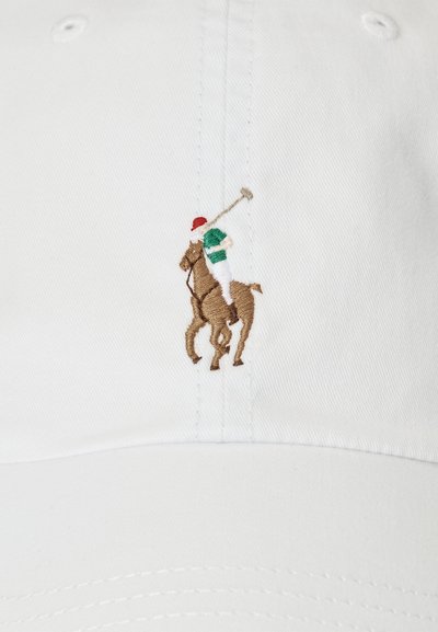 Boné branco de algodão com um desenho bordado de um cavalo castanho e um cavaleiro com chapéu vermelho e vestuário verde e branco, com detalhes visíveis.