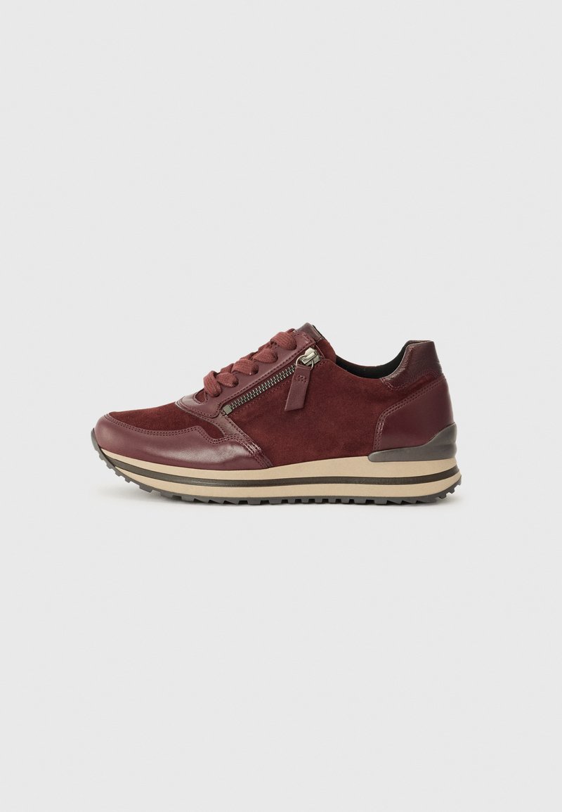 Baskets bordeaux en daim et cuir, avec un laçage sur le devant, une fermeture éclair sur le côté, une semelle extérieure texturée et une semelle intermédiaire beige contrastante.