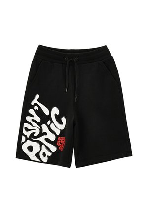 Pantaloncini neri con coulisse e tasche laterali, scritta bianca "Psycho Panic" in diagonale sulla gamba sinistra e piccolo grafico rosso sotto la scritta.