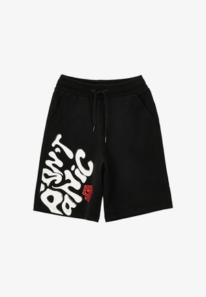 Pantaloncini neri con coulisse e tasche laterali, scritta bianca "Psycho Panic" in diagonale sulla gamba sinistra e piccolo grafico rosso sotto la scritta.