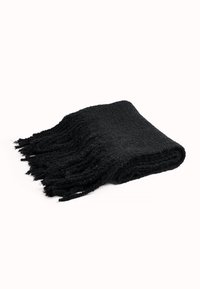 Sciarpa nera texture con bordi fringati, realizzata in un materiale morbido e caldo e di forma rettangolare, adatta per vari stili di sovrapposizione.