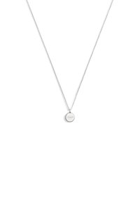 Collier en chaîne argentée avec un pendentif rond gravé du nom de la marque. La chaîne présente une texture simple et lisse.