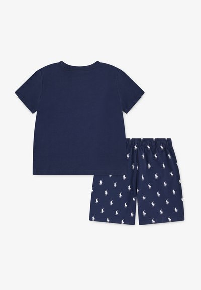Granatowy zestaw z krótkim rękawem: koszulka i spodenki. Koszulka w jednolitym kolorze, spodenki zdobi powtarzający się biały wzór z postacią gracza polo. Miękka bawełniana tkanina.