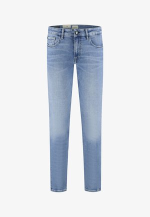 Vaqueros ajustados de mezclilla azul claro con botón y cremallera delanteros, estilo de cinco bolsillos y un sutil desgaste en muslos y rodillas.