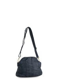 Woven tmavě modrá kabelka zaobleného tvaru, s dlouhým nastavitelým popruhem a zlatými kovovými akcenty. Texturovaný povrch.