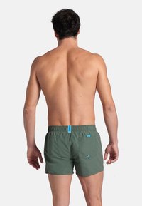Arena FUNDAMENTALS  - Shorts da mare - sage fluo red