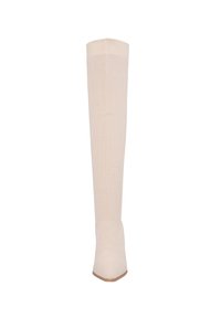 Bota de punto color crema hasta la rodilla con un diseño texturizado, punta afilada y parte superior ajustada. Acabado suave con un ligero brillo.