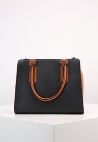 Borsa nera con texture e dettagli in pelle marrone, dotata di due manici superiori. Presenta una forma rettangolare strutturata e una chiusura con cerniera.