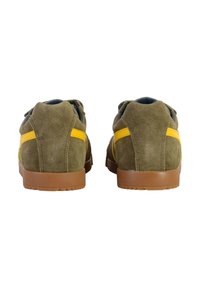 Sneakers in suede verde con accenti gialli e suola in gomma marrone. Presentano un design a profilo basso e un colletto imbottito per il comfort.