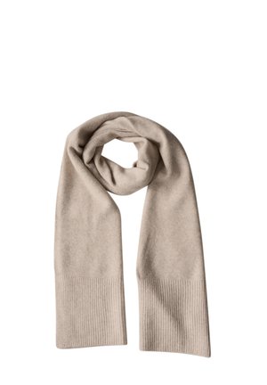 Beige blød strikket halstørklæde med ribbet ender, foldet i en løs sløjfe mod en hvid baggrund.