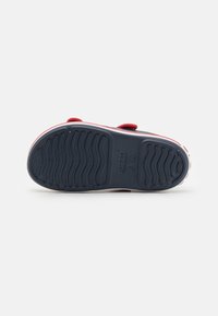 Crocs CROCBAND CRUISER UNISEX - Sandály do bazénu - navy/varsity red