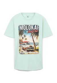 Maglietta verde menta con una grafica vintage di un'auto con palme e una scena di spiaggia, con le scritte "Molokai Surf Club" e "Pacific Dream."