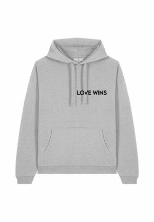 Hoodie in cotone grigio con una tasca frontale, caratterizzato dal testo "LOVE WINS" in nero nella zona del petto. Texture morbida e cappuccio con cordino regolabile.