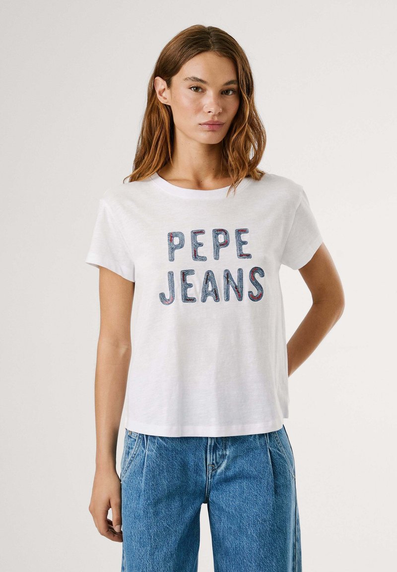 Bílá bavlněná tričko s krátkými rukávy, s nápisem "PEPE JEANS" v barevných, texturovaných písmenech. Kolaový výstřih a volný střih.