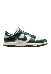 Sneaker in pelle verde e bianca con finitura texturizzata, design retrò, perforazioni sulla punta e suola in gomma beige.