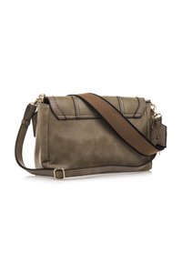 Borsa a spalla in ecopelle verde oliva con una forma strutturata, tracolla in tan a contrasto, hardware dorato e dettagli trapuntati sul risvolto.