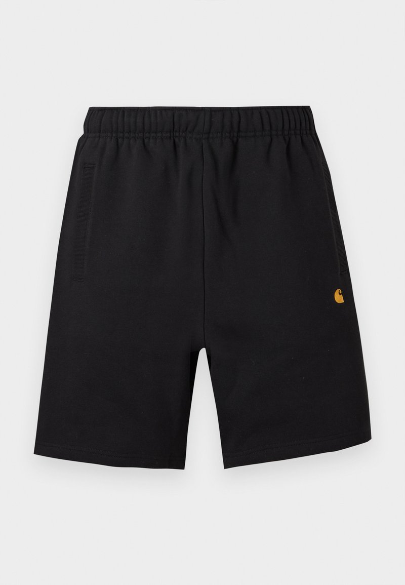 Schwarze knielange Shorts mit elastischem Bund, Seitentaschen und kleinem gelbem Logo am unteren rechten Bein.
