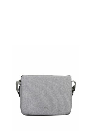 Sac bandoulière rectangulaire gris avec sangle réglable et fermeture à rabat, surface en tissu texturé et logo de marque embossé discret à l'avant.