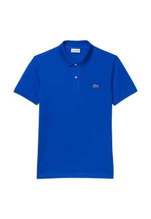 Blaues Polohemd aus Baumwolle mit einer zwei-Knopf-Leiste und einem kleinen grünen Krokodil-Logo auf der linken Brust. Kurzärmlig.