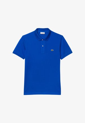 Blauwe polo shirt gemaakt van katoen, voorzien van een twee-knops sluiting en een klein groen krokodillenlogo op de linkerborst. Korte mouwen.