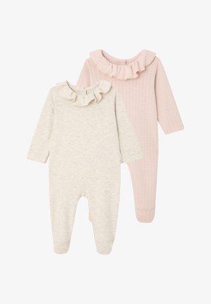 Zwei Baby-Einteiler mit langen Ärmeln und Rüschenausschnitten, einer beige mit subtiler Textur und einer rosa mit Lochmuster, beide mit Füßchen.