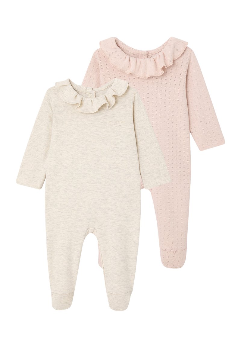 Zwei Baby-Einteiler mit langen Ärmeln und Rüschenausschnitten, einer beige mit subtiler Textur und einer rosa mit Lochmuster, beide mit Füßchen.