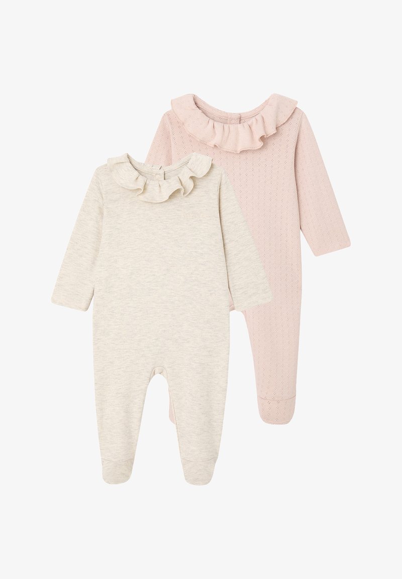 Zwei Baby-Einteiler mit langen Ärmeln und Rüschenausschnitten, einer beige mit subtiler Textur und einer rosa mit Lochmuster, beide mit Füßchen.