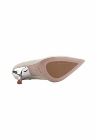 Décolleté a punta in pelle beige con un accento cromato sul tacco. La suola è rosa chiaro con una texture antiscivolo e il marchio.
